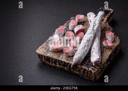 Köstliche spanische geräucherte Würstchen mit Salz und Gewürzen Stockfoto