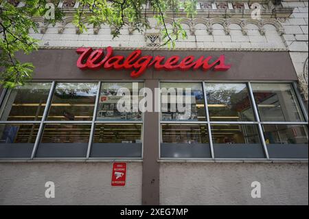 New York, USA. Juni 2024. Walgreens kündigte an, dass das Unternehmen etwa 8600 weniger leistungsfähige pharmazeutische Geschäfte in den Vereinigten Staaten schließen wird, New York, NY, 27. Juni 2024. (Foto: Anthony Behar/SIPA USA) Credit: SIPA USA/Alamy Live News Stockfoto
