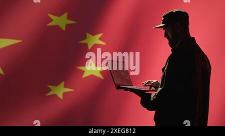 Chinesischer Luftverteidigungsoperator benutzt Radarsystem auf Laptop, um interkontinentale ballistische Raketen zu erkennen. KPCh Roter Armeesoldat, der Raketen abtastet, die sich Grenzen nähern, isoliert über der Flagge Chinas, Kamera A Stockfoto