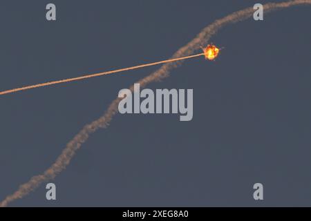 (240627) -- SAFED, 27. Juni 2024 (Xinhua) -- Rauchschichten werden beobachtet, wenn israelische Raketenabwehrsysteme Raketen abfangen, die aus dem Libanon abgefeuert wurden, wie aus Safed im Norden Israels am 27. Juni 2024. Der israelische Luftwaffenkommandeur Tomer Bar sagte am Donnerstag, dass die Streitkräfte des Landes für einen Krieg gegen die Hisbollah im Libanon "bereit" seien. (Ayal Margolin/JINI über Xinhua) Stockfoto