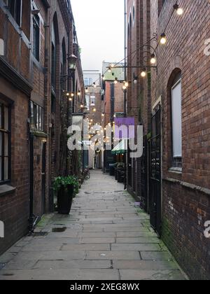 Godstall Lane im Stadtzentrum von Cheshire mit Bars und Restaurants in der historischen Gasse Stockfoto