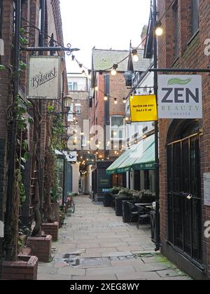 Godstall Lane im Stadtzentrum von Cheshire mit Bars und Restaurants in der historischen Gasse Stockfoto