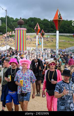 London, Großbritannien. 27. Juni 2024. Atmosphäre am zweiten Tag des Glastonbury Festivals, in Worthy Farm in Somerset. Das Foto sollte lauten: Matt Crossick/Empics/Alamy Live News Stockfoto