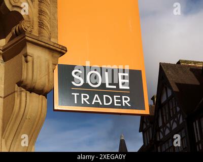 Schild vor einem Sole Trader Schuh- und Schuhgeschäft in Chester Stockfoto