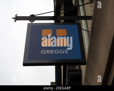 Unterschreiben Sie vor einem Greggs Bakery Shop in Chester Stockfoto