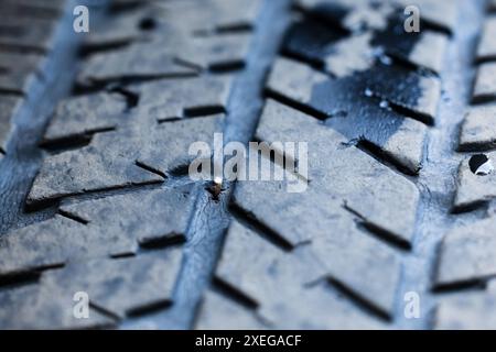 Nagelloch im Platten Reifen. Stockfoto