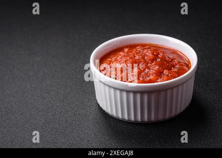 Köstliche rote Napoletana-Sauce mit Zwiebeln, Salz, Gewürzen und Kräutern Stockfoto