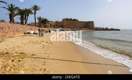 Stadt Hammamet in Tunesien. Blick auf das alte Fort, die Küste und die Fischerboote Stockfoto