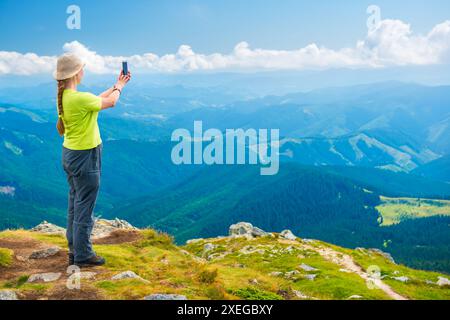 Junge Frau von selfie auf SMARTPHON Stockfoto