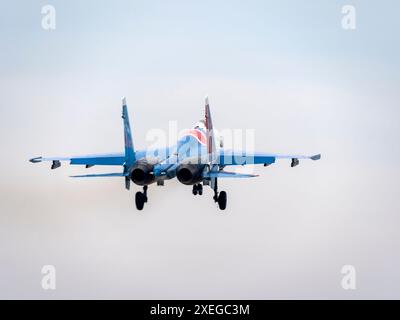 Moskau Russland Flugplatz Zhukovsky 25. Juli 2021: Aerobatikteams Russische Ritter auf den Flugzeugen Su-35 der internationalen Luft- und Raumfahrtsa Stockfoto