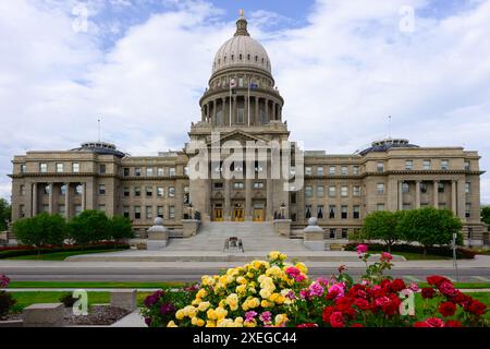 Boise, ID, USA - 9. Juni 2024; Idaho State Capitol im Zentrum von Boise mit Rosen und klassischer Architektur Stockfoto