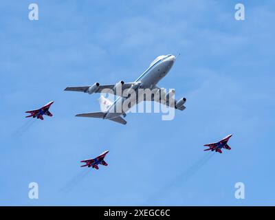 MOSKAU, RUSSLAND - 7. MAI 2022: Avia-Parade in Moskau. MIG-29 und strategische Bomber- und Raketenplattform IL-86 am Himmel auf Parade Stockfoto