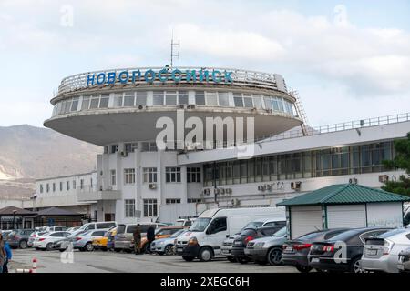 Noworossijsk, Russland - 18. August 2023 Gebäude der Noworossijsk Marine Station Stockfoto