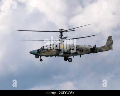 ZHUKOWSKY, RUSSLAND - 25. Juli 2021: Demonstration des Kamov Ka-52 Alligator-Angriffshubschraubers der russischen Luftwaffe bei MAKS- Stockfoto