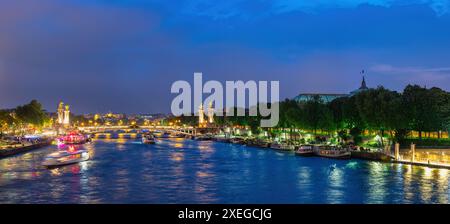 Paris Frankreich, Panoramablick auf die Skyline der Stadt bei Nacht auf der seine mit Brücke Pont Alexandre III und Grand Pa Stockfoto