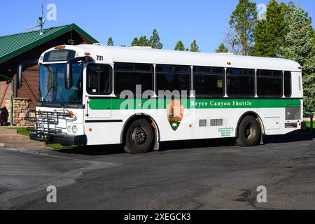 Bryce Canyon City, UT, USA - 19. Juni 2024; Bus wird vom National Park Service als Bryce Canyon Shuttle Service in grün-weißer Lackierung mit Logo verwendet Stockfoto