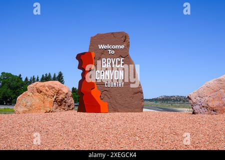 Bryce Canyon City, UT, USA - 19. Juni 2024; Willkommen im Bryce Canyon Country Schild mit blauem Himmel und rotem Stein Stockfoto