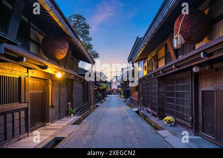 Takayama Gifu Japan, Skyline der Stadt bei Sonnenaufgang in der Altstadt von Takayama, Sannomachi Street in der Herbstsaison Stockfoto