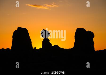 Leuchtend gelb-orange Blick auf Balanced Rock im Arches National Park als Silhouette Stockfoto