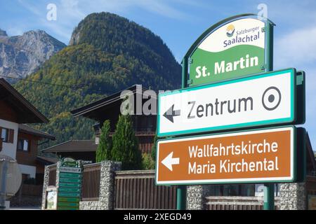 Schild, das auf die Wallfahrtskirche Maria Kirchental in Österreich zeigt Stockfoto