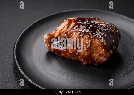 Köstliches gegrilltes Lachsfilet mit Salz, Gewürzen, Kräutern und Sauce Stockfoto