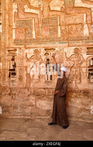 Tempelwache zeigt Sehenswürdigkeiten an der Wand des Portikus im zweiten Hof des Tempels Medinet Habu an Stockfoto