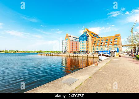 Stadthafen der Hansestadt Rostock mit Fluss Warnow. Mecklenburg-Vorpommern Stockfoto