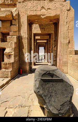 Der Sockel aus schwarzem Granit im Tempel von Sobek in KOM Ombo, der die göttliche Barke gestützt hätte Stockfoto