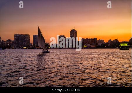 Abendliche Felukenfahrt auf dem Nil in Kairo, Ägypten Stockfoto