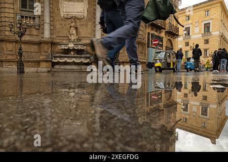 Reflexionen nach Regen auf dem Quattro Canti-Platz in Palermo in Sizilien Stockfoto