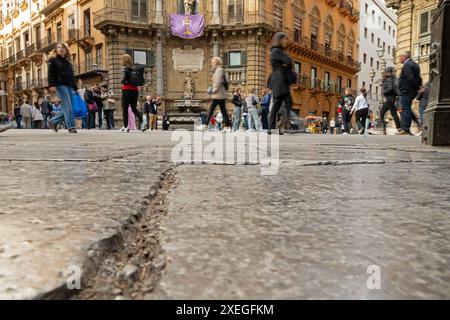 Reflexionen nach Regen auf dem Quattro Canti-Platz in Palermo in Sizilien Stockfoto