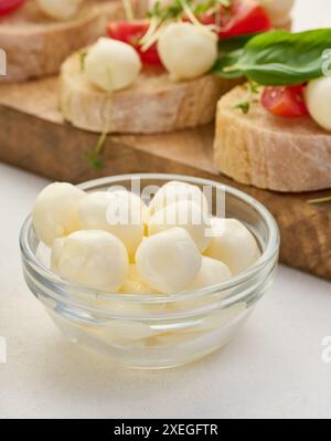 Mozzarella-Kugeln in Glasschale auf weißem Hintergrund Stockfoto