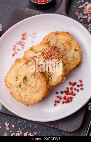 Köstliche frittierte Fischkoteletts oder Fleischbällchen mit Salz Stockfoto