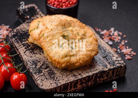 Köstliche frittierte Fischkoteletts oder Fleischbällchen mit Salz, Gewürzen und Kräutern Stockfoto