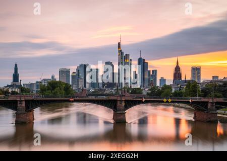 Skyline des Finanzviertels bei Sonnenuntergang. Dämmerung in Frankfurt am Main, Hessen Deutschland Stockfoto