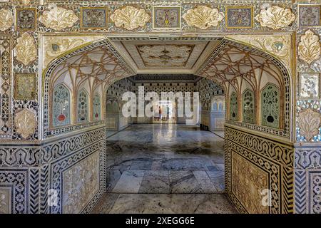 Tausende Spiegel und farbige Glasfliesen säumen die Wände und Decken von Sheesh Mahal in Amber Fort, Jaipur Stockfoto