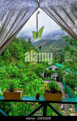 Gone Fishing Cottages - ein traumhaftes Refugium am Kalwari Fluss im Tirthan Tal, Himachal Pradesh. Stockfoto