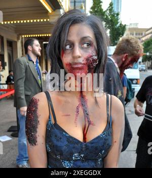 25. September 2009: Austin, Texas, USA: ALL DRESSED UP AND NOWHERE TO GO – ein Extra mit aufwendigem Fake Blood Make-up bei der Texas Premiere von Zombieland im Paramount Theater. (Kreditbild: © Jeff J. Newman/ZUMA Press Wire) NUR REDAKTIONELLE VERWENDUNG! Nicht für kommerzielle ZWECKE! Stockfoto