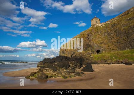 Mussenden Tempel, der am Rande von Klippen mit Blick auf den Atlantischen Ozean und Downhill Strand in Nordirland liegt Stockfoto