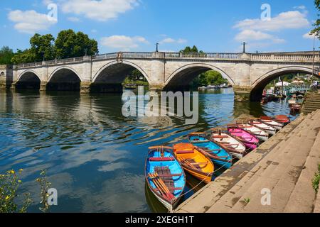 Die Grades I führte die Richmond Bridge und die Themse im Sommer in Richmond-upon Thames im Großraum London ein Stockfoto