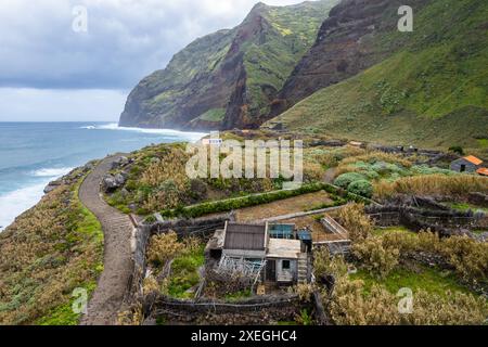 Achadas da Cruz, Madeira, Portugal. Das kleine Küstendorf mit der steilsten Seilbahn Europas. Drohnenansicht aus der Luft Stockfoto
