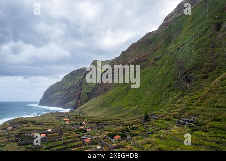 Achadas da Cruz, Madeira, Portugal. Das kleine Küstendorf mit der steilsten Seilbahn Europas. Drohnenansicht aus der Luft Stockfoto