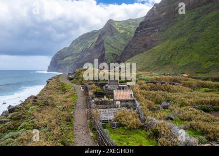 Achadas da Cruz, Madeira, Portugal. Das kleine Küstendorf mit der steilsten Seilbahn Europas. Drohnenansicht aus der Luft Stockfoto