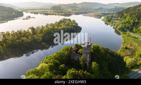 Mittelalterliches Schloss Tropsztyn am Dunajec in Kleinpolen. Drohnenansicht aus der Luft Stockfoto