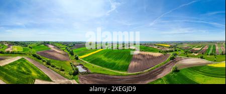 Wunderschönes Ackerland und landschaftlich reizvolle Landschaft in Ponidzie, Polen. Drohnenansicht aus der Luft Stockfoto