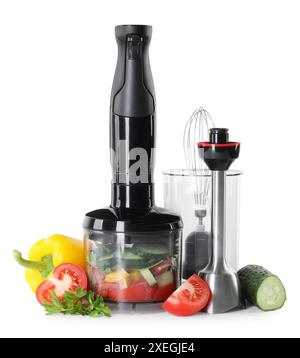 Stabmixer-Kit, frisches Gemüse und Petersilie isoliert auf weiß Stockfoto