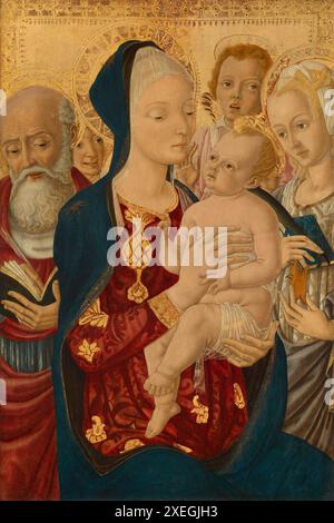 Gemälde der Madonna und des Kindes mit dem heiligen Jerome der heiligen Katharina von Alexandria und den Engeln des italienischen Malers Matteo di Giovanni retuschierte Kunstwerke Meisterwerk mittelalterliche religiöse Malerei. Eine Gruppe feierlicher Figuren umgibt eine Frau, die ein Kind hält, mit kunstvollen goldenen Halos hinter ihren Köpfen. Die Kleidung ist reich an Details, mit tiefen Rot- und Blautönen und komplizierten Mustern. Stockfoto