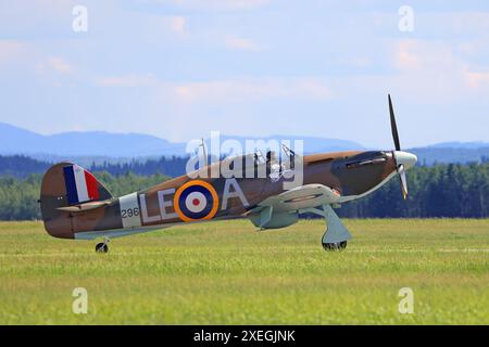 Hawker Hurricane landet mit grünem Gras im Vordergrund auf der Bagotville Air Show Stockfoto