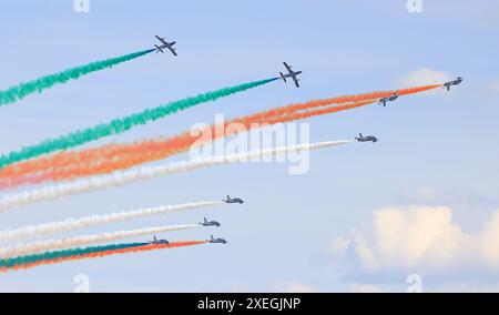 Die Frecce Tricolori, Italiens gefeiertes Kunstflugteam, das auf dem blauen Himmel fliegt, Bagotville Air Show 2024 Stockfoto