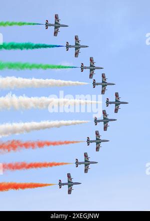 Die Frecce Tricolori, Italiens gefeiertes Kunstflugteam, das auf dem blauen Himmel fliegt, Bagotville Air Show 2024 Stockfoto